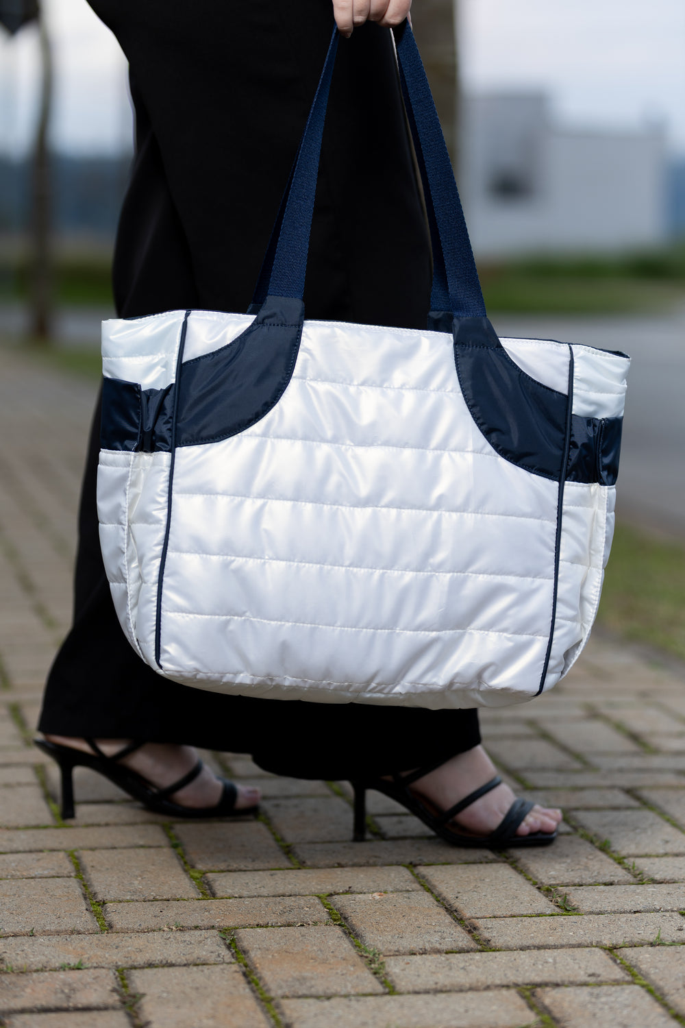 Bolsa Tote Acolchoada Authentic AB Branca e Azul-Marinho