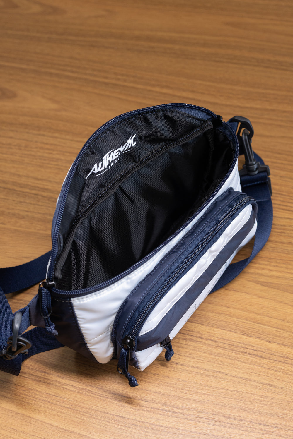 Shoulder Bag Autêntica Branca e Azul-Marinho