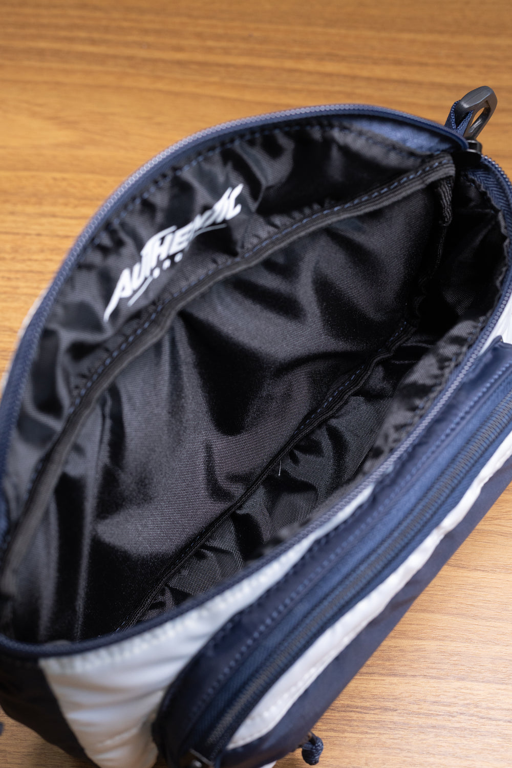Shoulder Bag Autêntica Branca e Azul-Marinho
