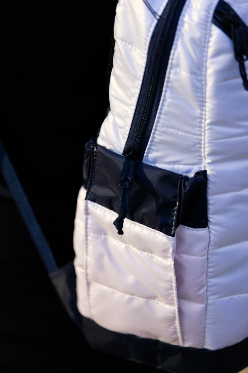 Mochila Acolchoada Authentic AB Branca e Azul-Marinho