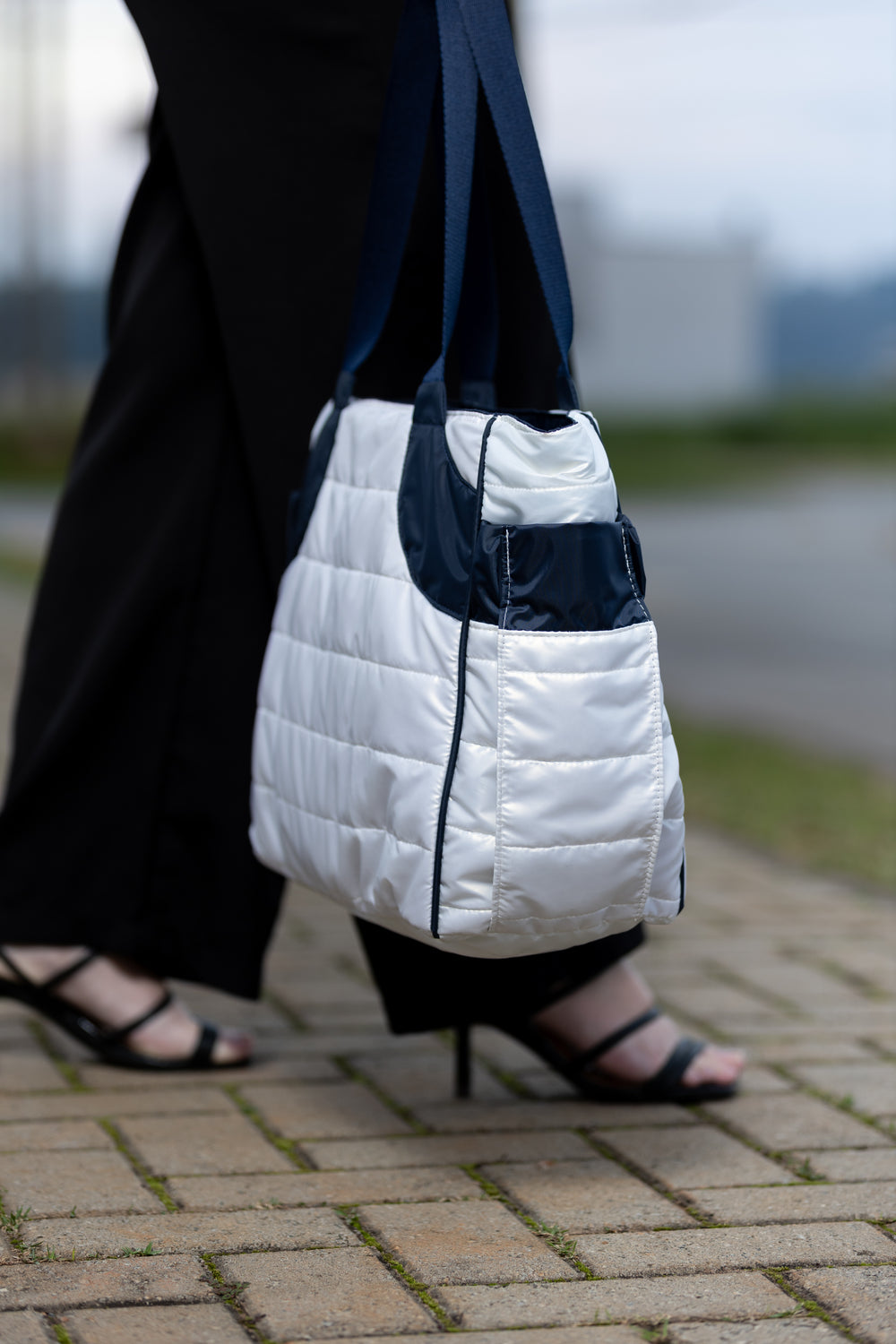 Bolsa Tote Acolchoada Authentic AB Branca e Azul-Marinho