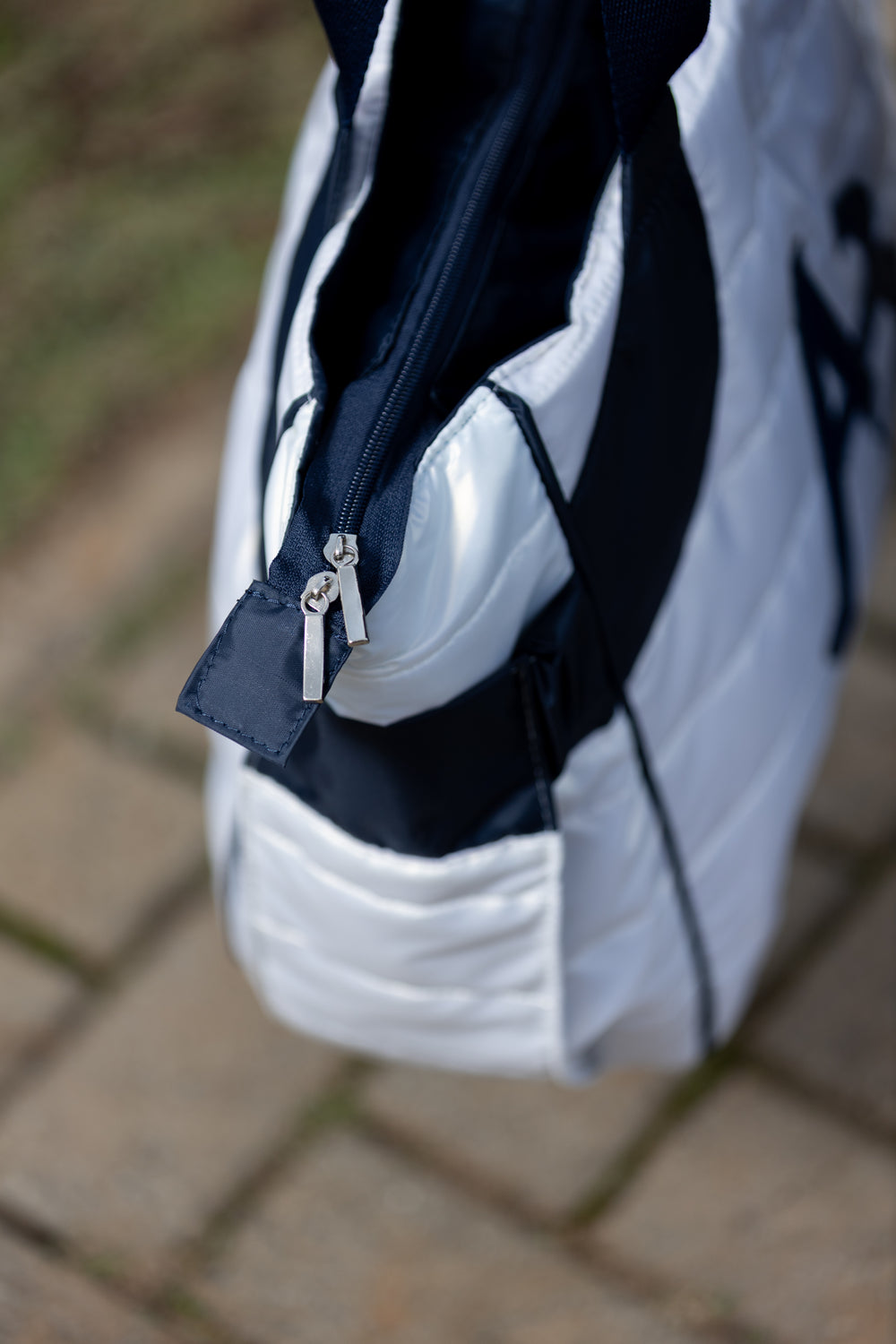 Bolsa Tote Acolchoada Authentic AB Branca e Azul-Marinho