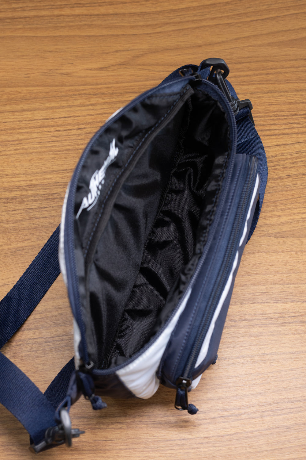 Shoulder Bag Autêntica Branca e Azul-Marinho